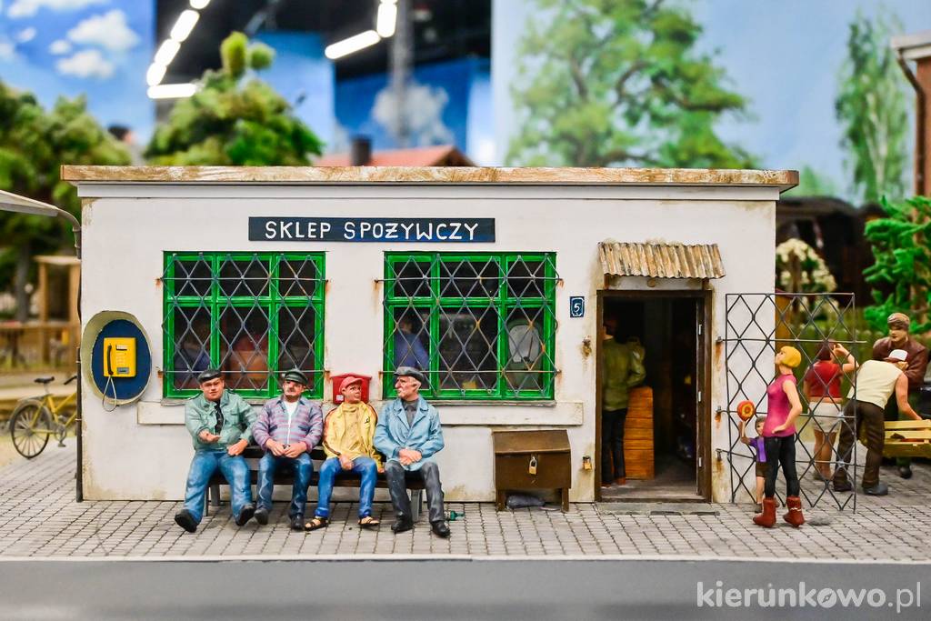 Na makiecie znalazło się też miejsce na sklep z czwórką "Klientów" niczym z serialowego "Rancza"