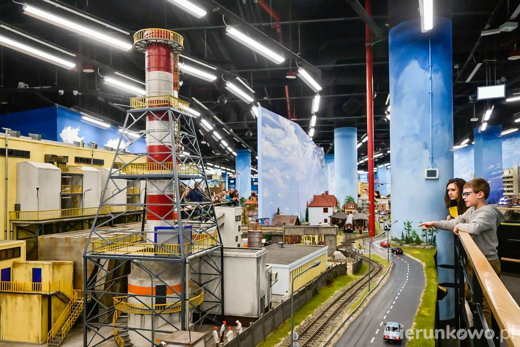 Kolejkowo Wrocław prezentuje na swojej makiecie nie tylko zabytki i atrakcje miasta, ale również jego charakterystyczne budowle. Tutaj wrocławska elektrociepłownia.