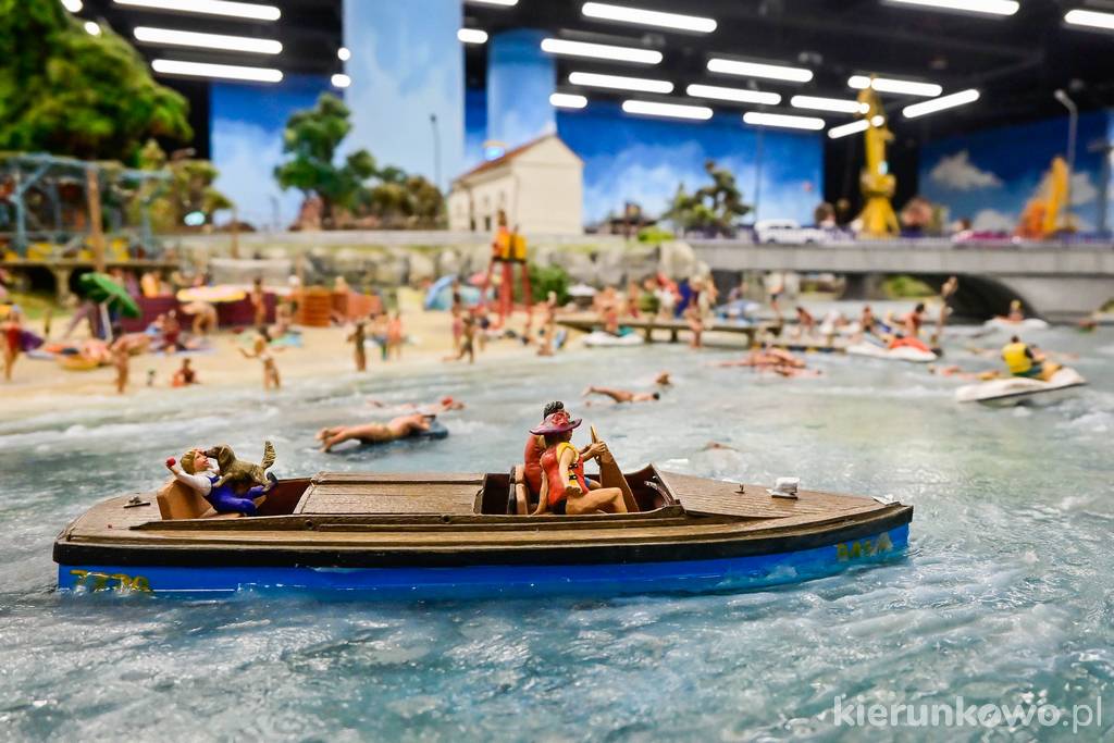 Słoneczna plaża nad jeziorem w miniaturowym świecie Kolejkowo Wrocław