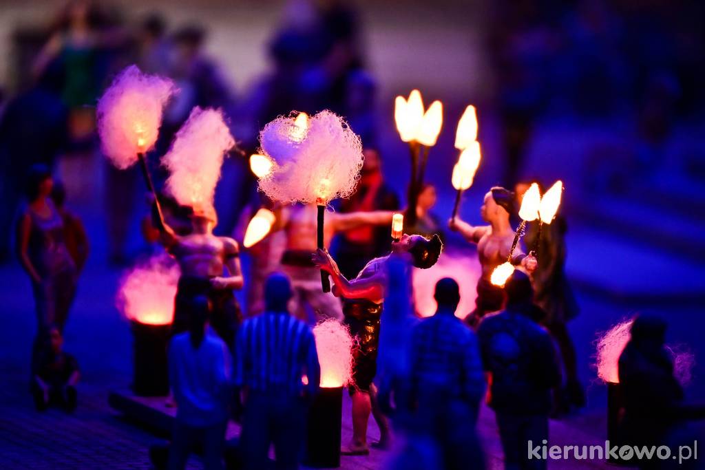 Podczas kolejkowej nocy zachwyca dopracowane i pomysłowe oświetlenie makiety