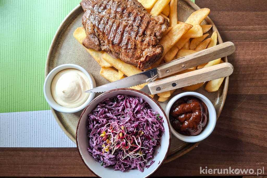 Obiad w jednej z kostrzyńskich restauracji. Do wyboru są dania regionalne jak i bardziej standardowe menu.