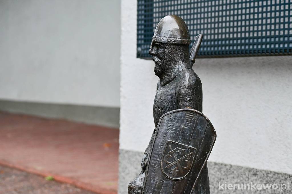 Kostro Urzędnik (figurka pod Urzędem Miasta w Kostrzynie)