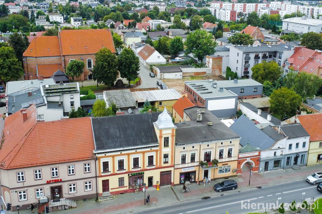 Południowa pierzeja kostrzyńskiego rynku z lotu ptaka