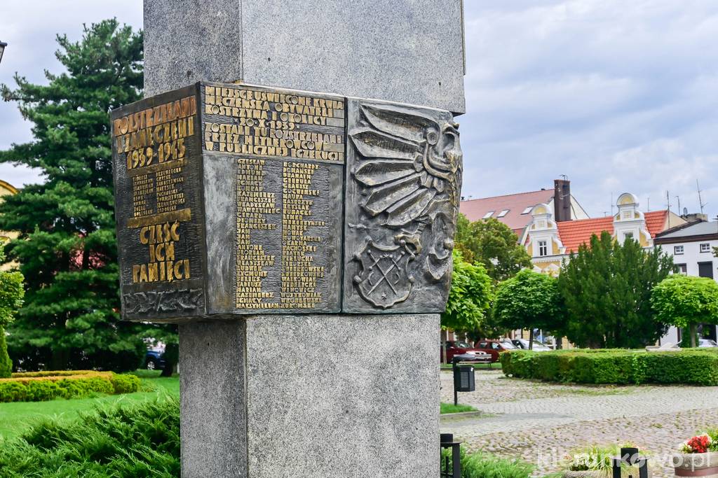 Pomnik upamiętniający ofiary II wojny światowej na kostrzyńskim rynku