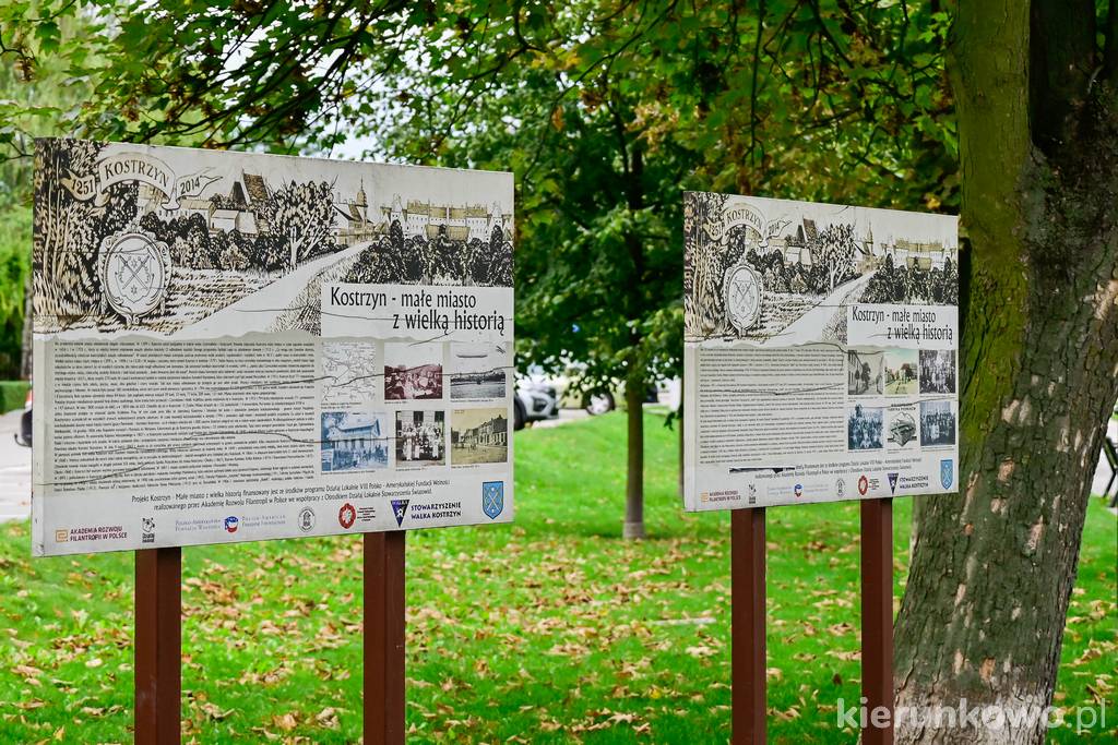 Tablice przybliżające historie miasta w Parku Miejskim w Kostrzynie