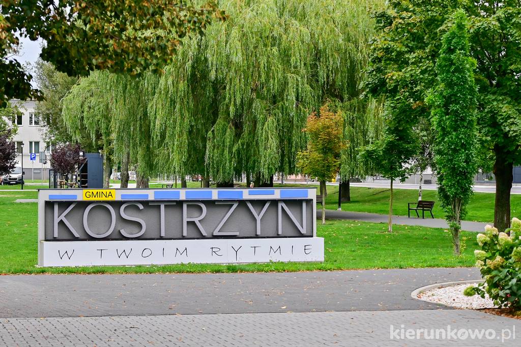 Napis "KOSTRZYN" w Parku Miejskim