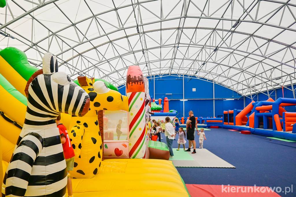 Dmuchany plac zabaw w Centrum Aktywności FRAJDA w Kostrzynie
