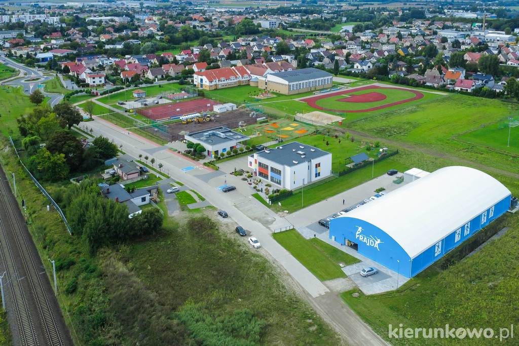 Ulica Powstańców Wielkopolskich w Kostrzynie (widoczne Centrum Aktywności FRAJDA, przedszkole, "Orlik" i szkoła)