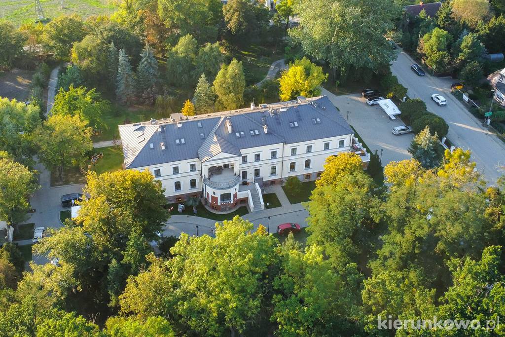 Dwór Skrzynki, siedziba Instytutu Skrzynki z lotu ptaka