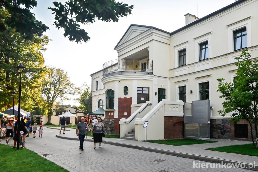 Wejście główne do Dworu Skrzynki