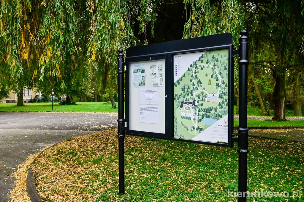Tablica informacyjna w parku przy Muzeum Przyrodniczo-Łowieckim w Uzarzewie
