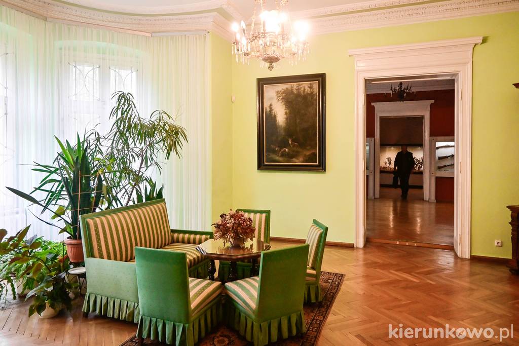 Wnętrza pałacu w Uzarzewie (ob. Muzeum Przyrodniczo-Łowieckie)