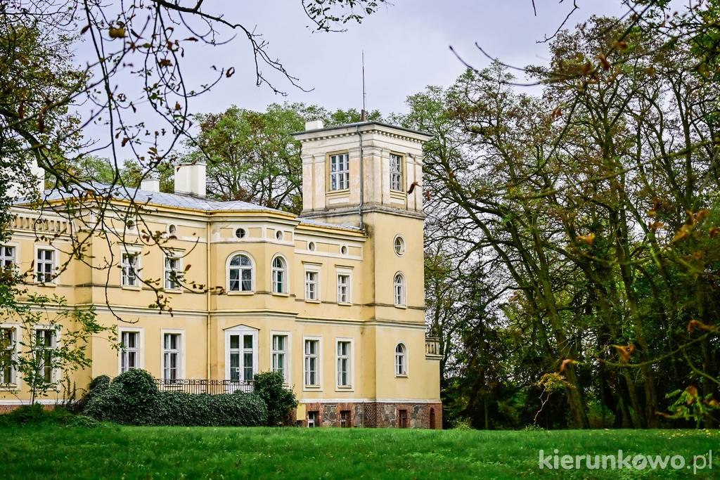 Pałac w Uzarzewie, ob. Muzeum Przyrodniczo-Łowieckie
