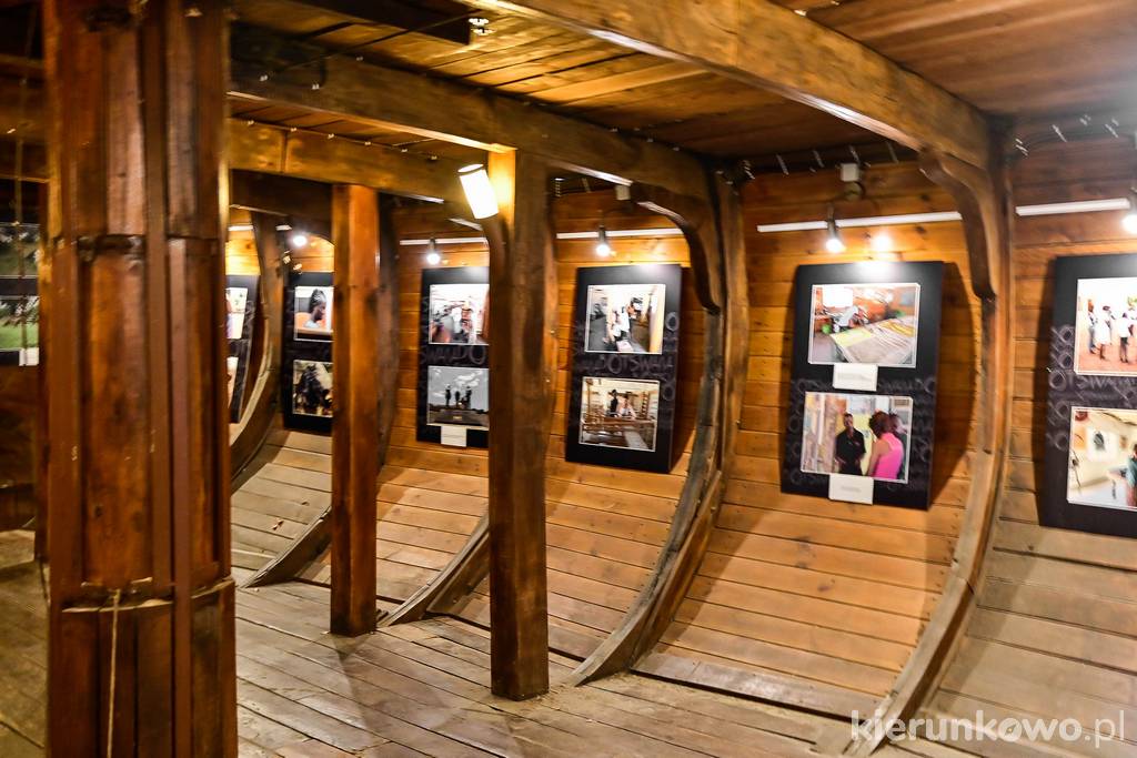 Pod pokładem statku znajduje się pomieszczenie wystaw