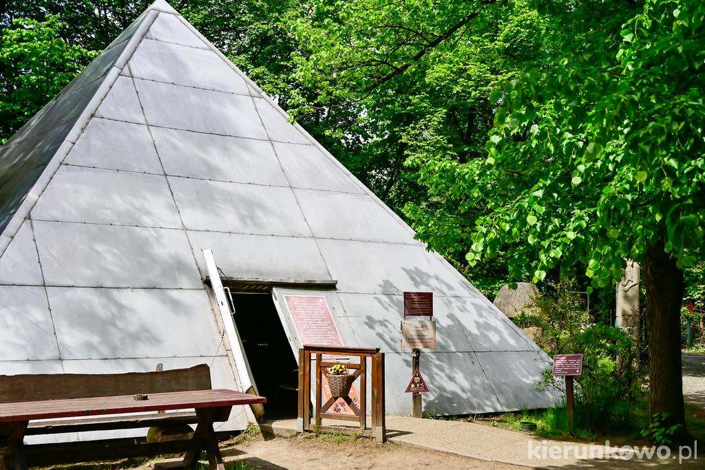 Piramida w Muzeum Arkadego Fiedlera w Puszczykowie. Podobno za sprawą zachowania proporcji i orientacji względem kierunków świata, ma nadzwyczajne właściwości