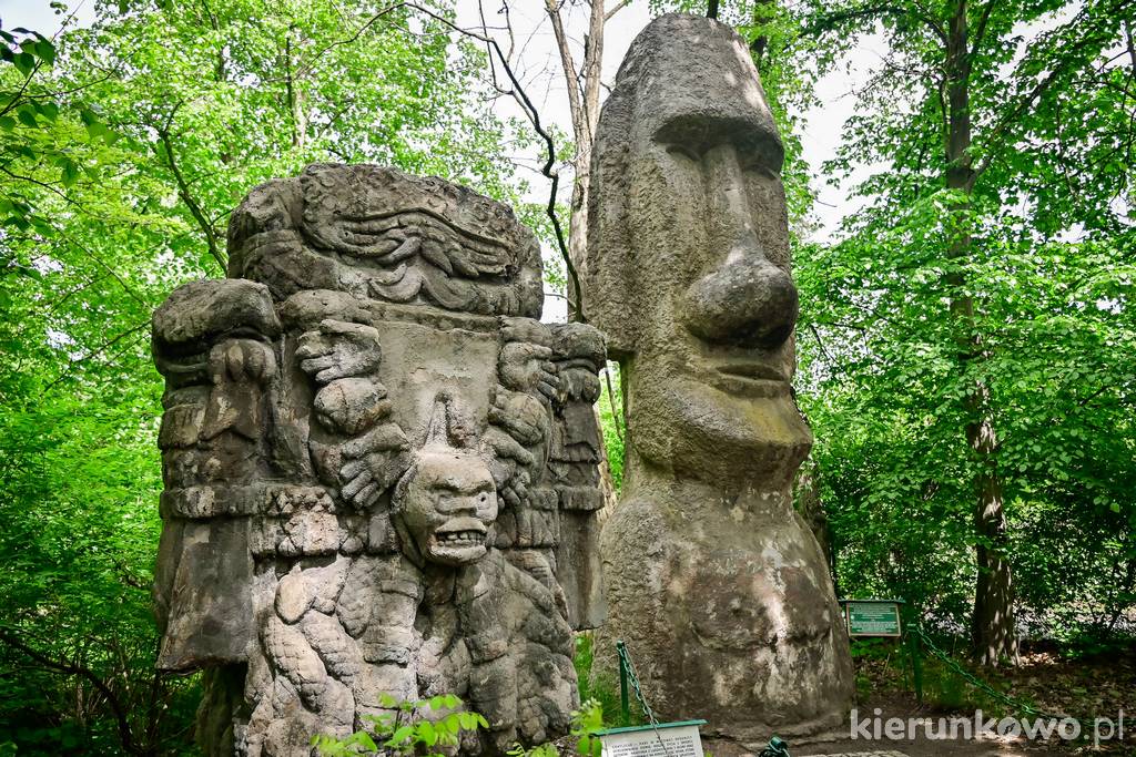 W Ogrodzie Kultur i Tradycji Muzeum Arkadego Fiedlera w Puszczykowie znajdziecie wiele starannie wykonanych kopii rzeźb z całego świata