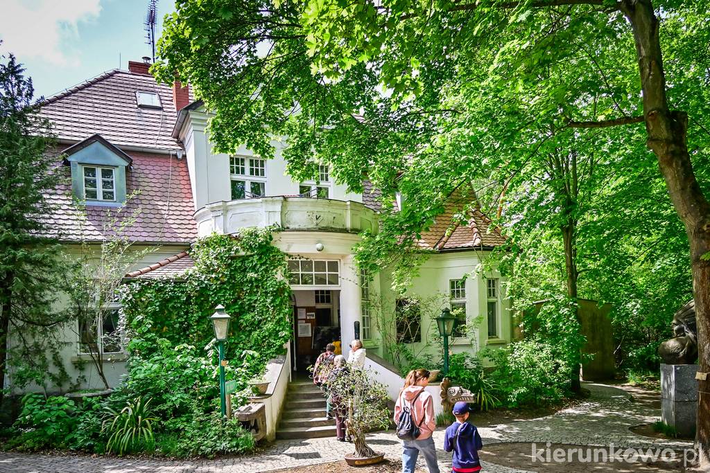 Zabytkowa willa Fiedlerów w Puszczykowie (obecnie Muzeum Arkadego Fiedlera)