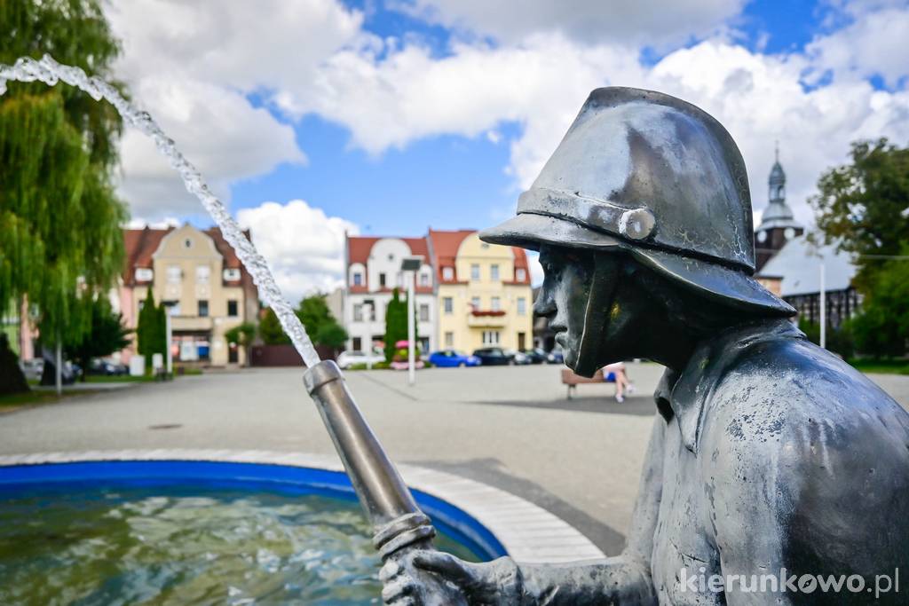 Fontanna strażacka na rynku w Rakoniewicach