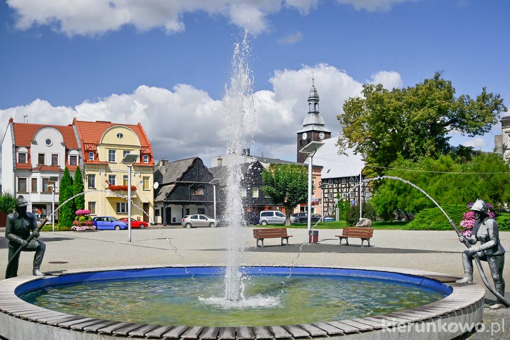 Rakoniewice - rynek z fontanną