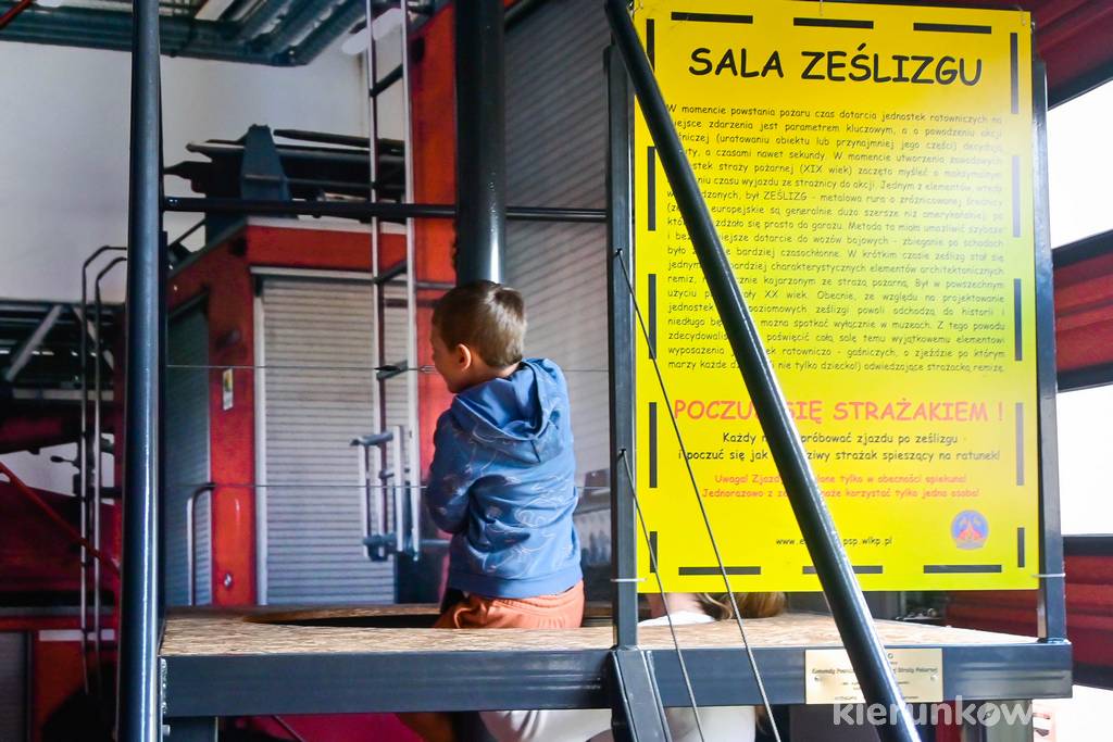 Najmłodsi mogą spróbować strażackiego ześlizgu