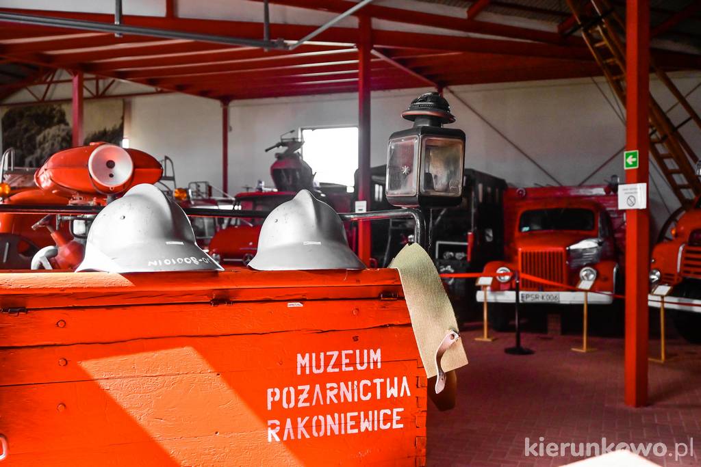 Zabytkowe samochody strażackie i wyposażenie w Muzeum Pożarnictwa