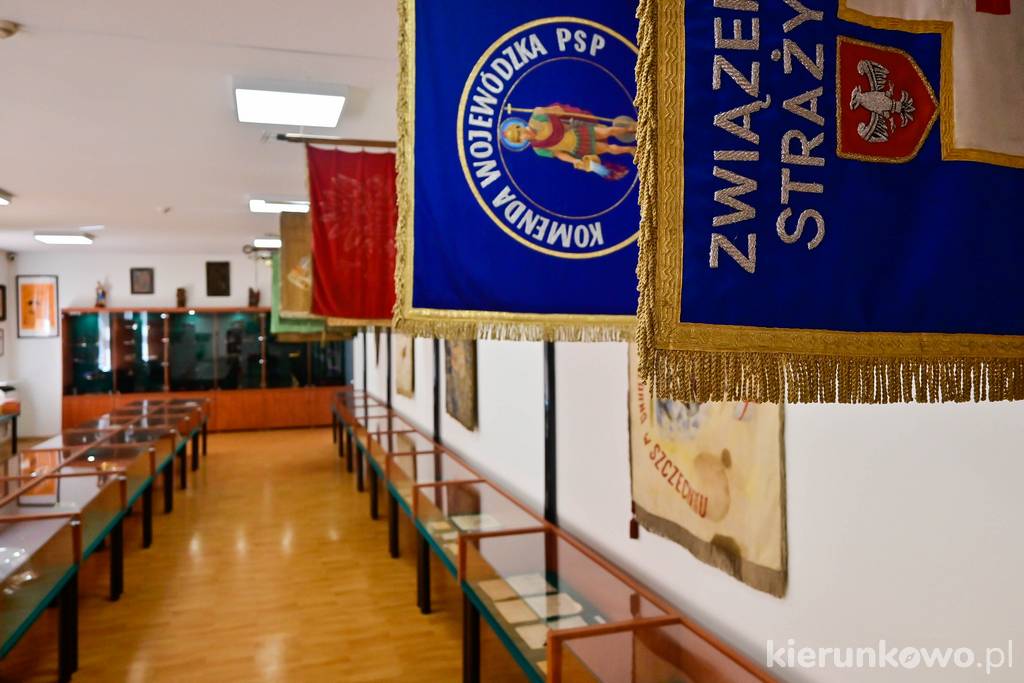 Wystawa Muzeum Pożarnictwa we wnętrzach dawnej szkoły w Rakoniewicach