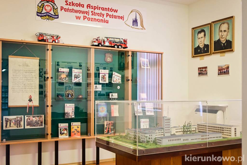 Ekspozycja Muzeum Pożarnictwa w Rakoniewicach (w gablocie makieta Szkoły Aspirantów PSP w Poznaniu)