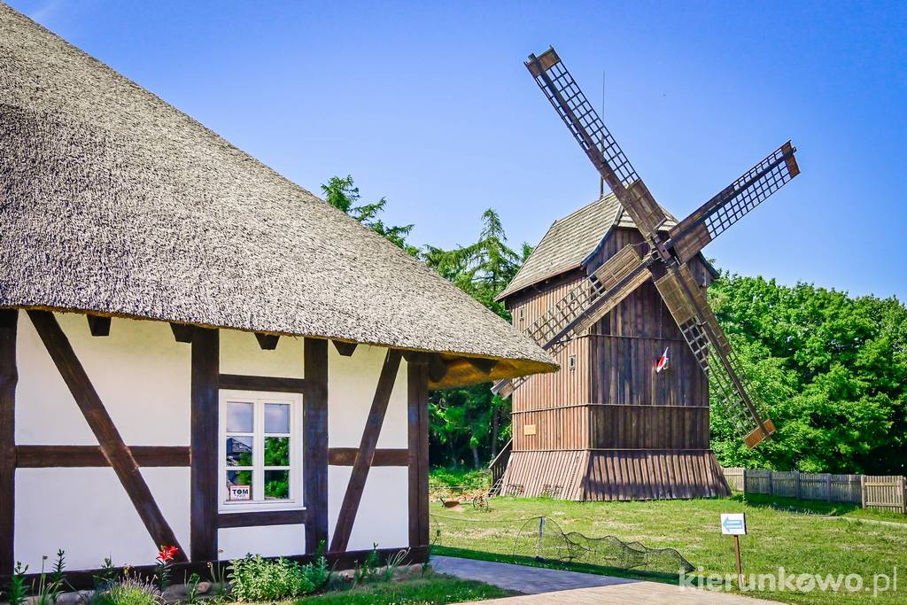 Na niewielkim terenie skansenu zmieszczono wiele śladów historii: zrekonstruowane chałupy, relokowany wiatrak, kutry rybackie, piec chlebowy, wędzarnie i wiele więcej!