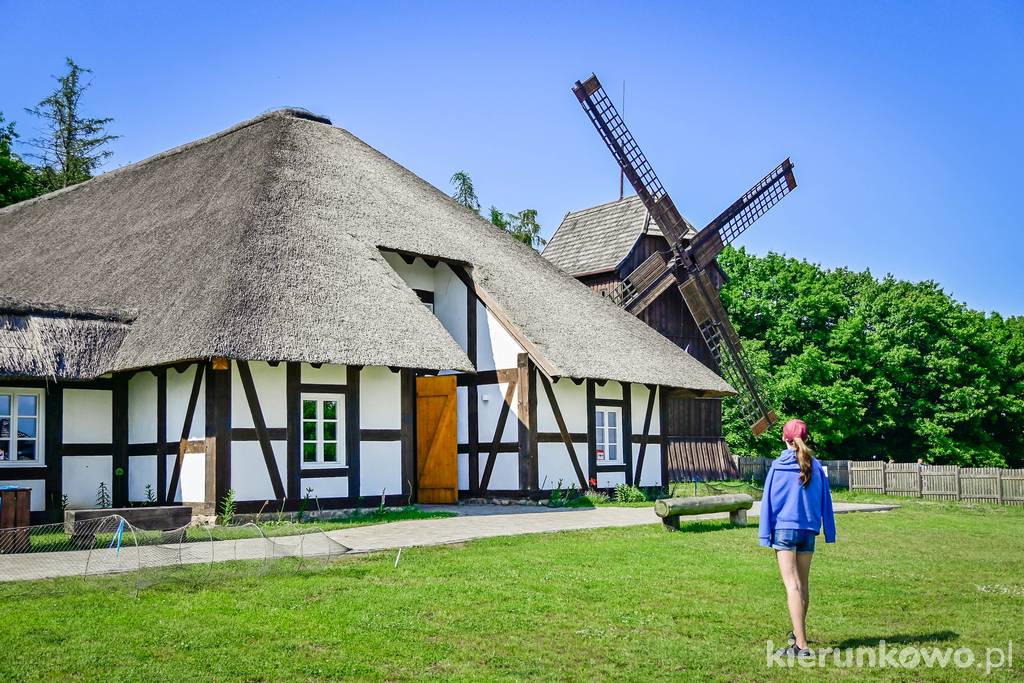 Zrekonstruowane rybackie chałupy w skansenie w Niechorzu