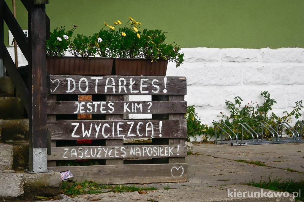 Witacz przy wejściu do Schroniska PTTK Pasterka