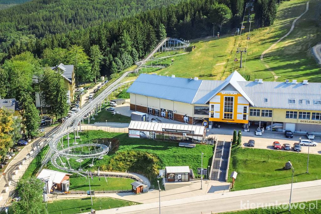 Dolna stacja wyciągu na Stóg Izerski oraz tor saneczkowy w SKI&SUN Świeradów-Zdrój
