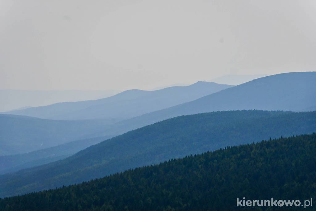 Klimatyczne zdjęcie Gór Izerskich i Karkonoszy zrobione na tarasie widokowych SKI&SUN Świeradów-Zdrój