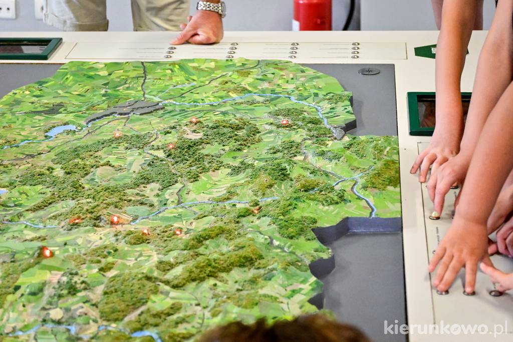Wrażenie robi duża, interaktywna makieta Krainy Wygasłych Wulkanów. Ukazuje ona nie tylko powulkaniczny krajobraz ale też potencjał turystyczny