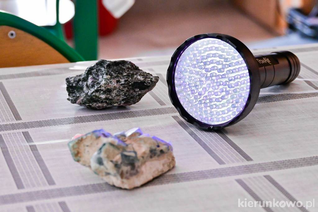 Dzięki światłu UV możemy prześwietlić skały w poszukiwaniu minerałów